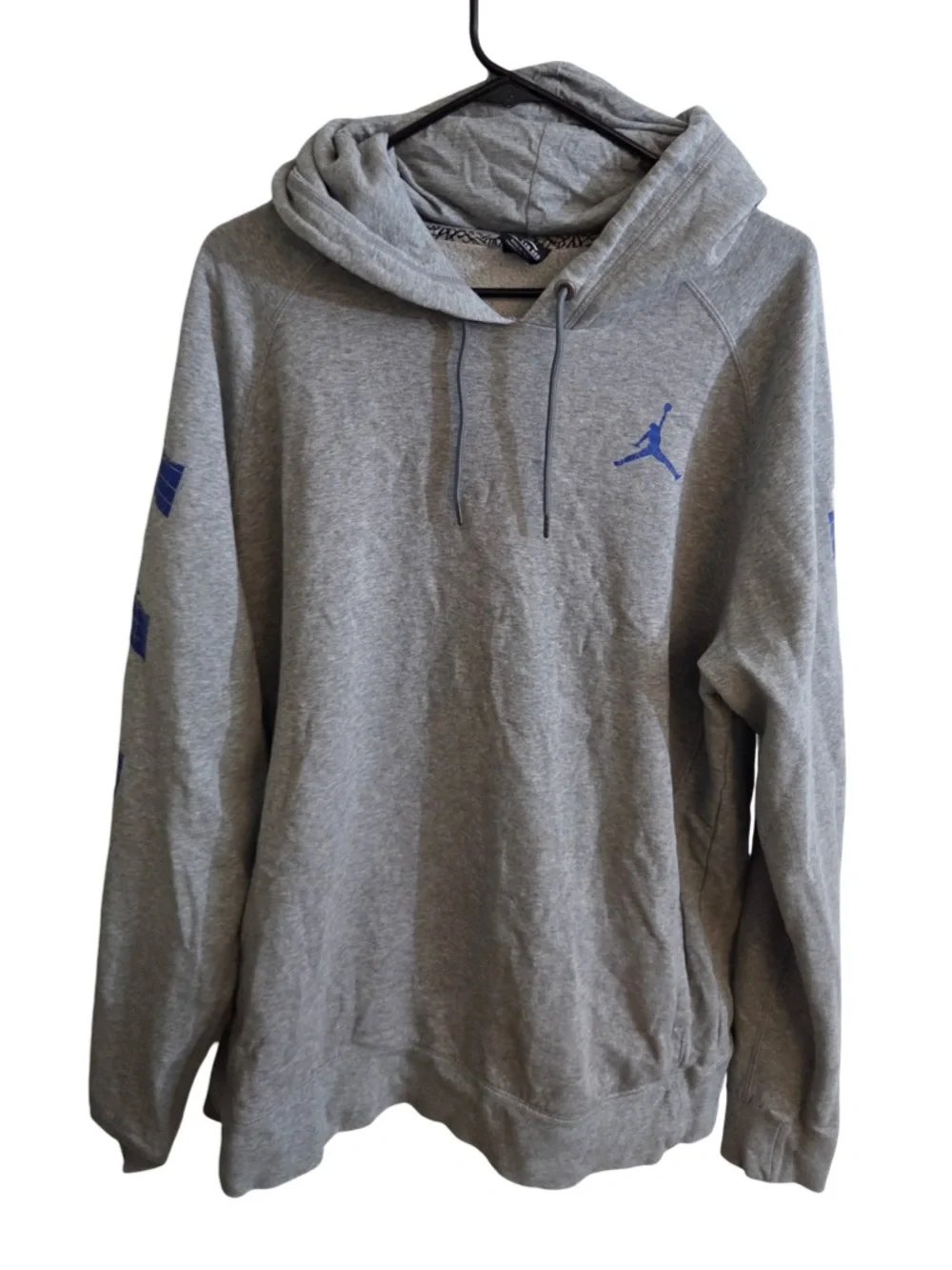 Nike Air Jordan Sweatshirt Men’s XXL has fading and graphic cracking